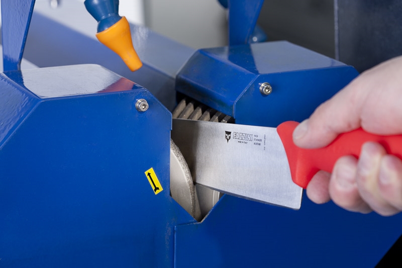 Fazzini Technology Macchine affilatrici Sharpening machines - Affilatrice  Compact K10 : permette di affilare coltelli . Progettata per lavorare con  frequenza è consigliata per aziende con volume di attività medio/alto come  ristoranti